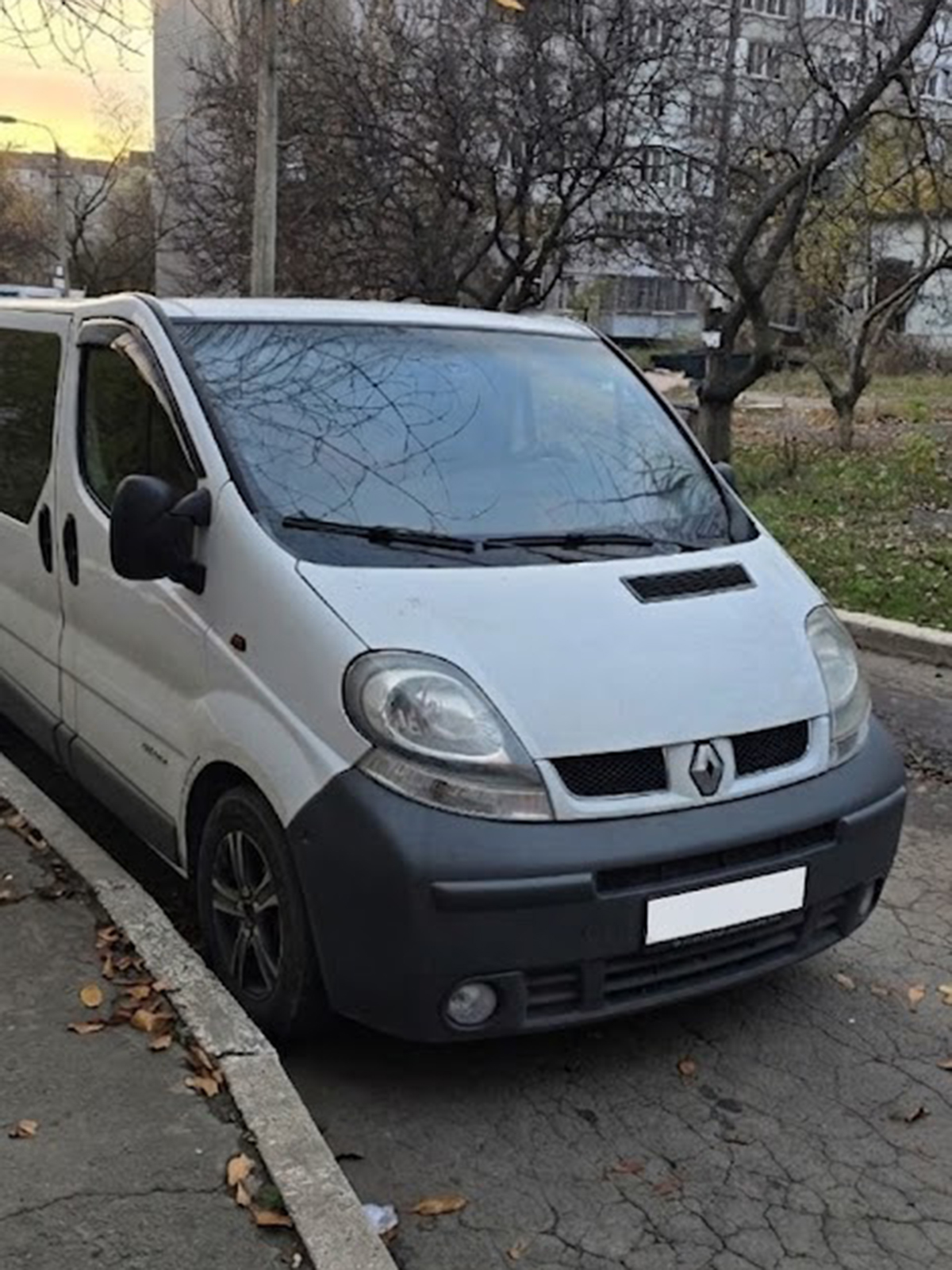 Белый Renault Trafic из автопарка компании