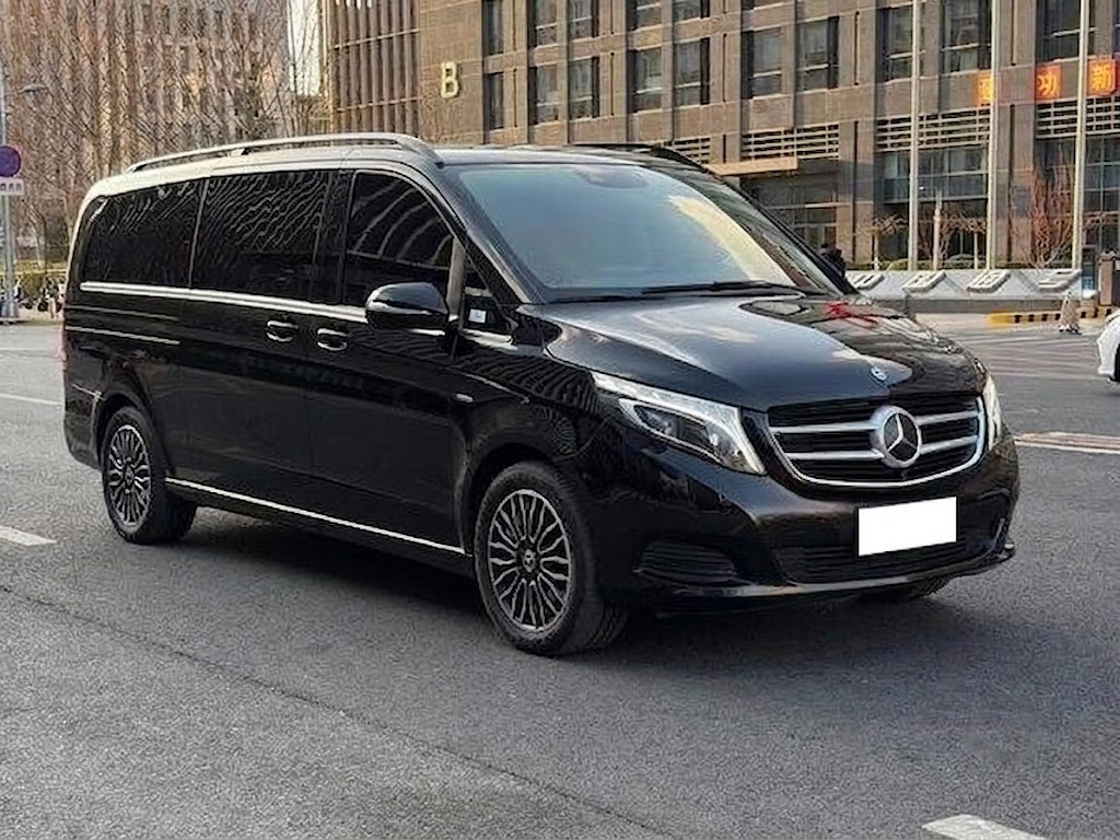 Микроавтобус из автопарка компании вечером